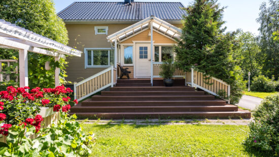 YK: 2 mh, wc, 1 krs: oh, k, mh, wc, kuisti. Kellari ph, s, khh, pkh, askarteluhuone + autotallirakennus 79 m²   Löylytie 31  , 90650 Oulu